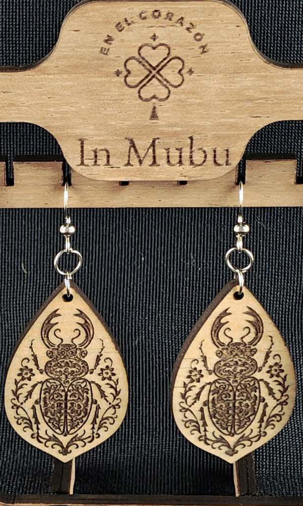 Arete con grabado de escarabajo.