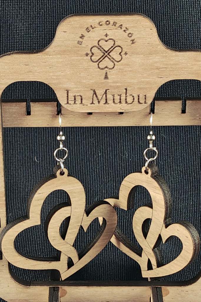 Arete con corazones entrelazados.