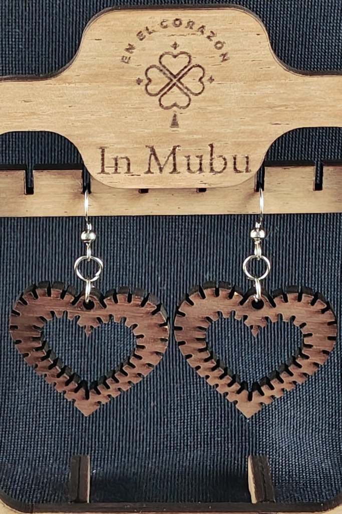 Corazones cosidos, nogal.