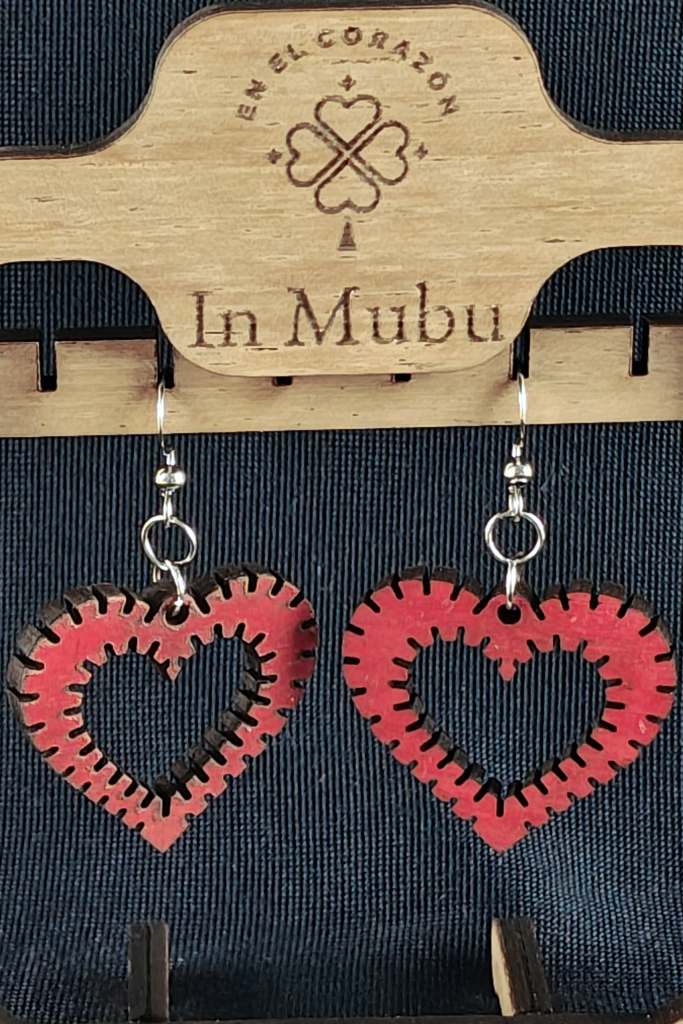 Corazones cosidos rojos.