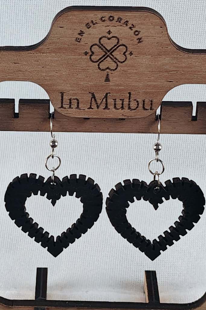 Corazones cosidos negros.