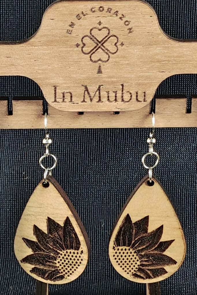 Gota con girasol asomándose.