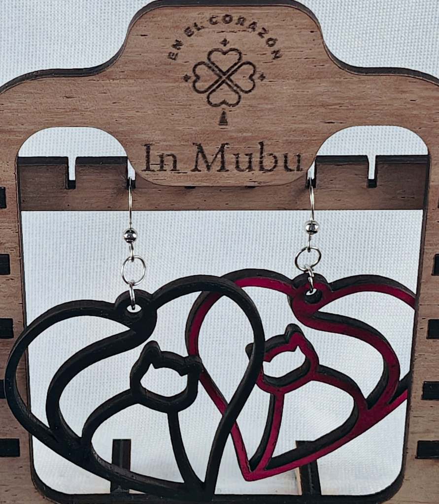 Gato en el corazón chico.