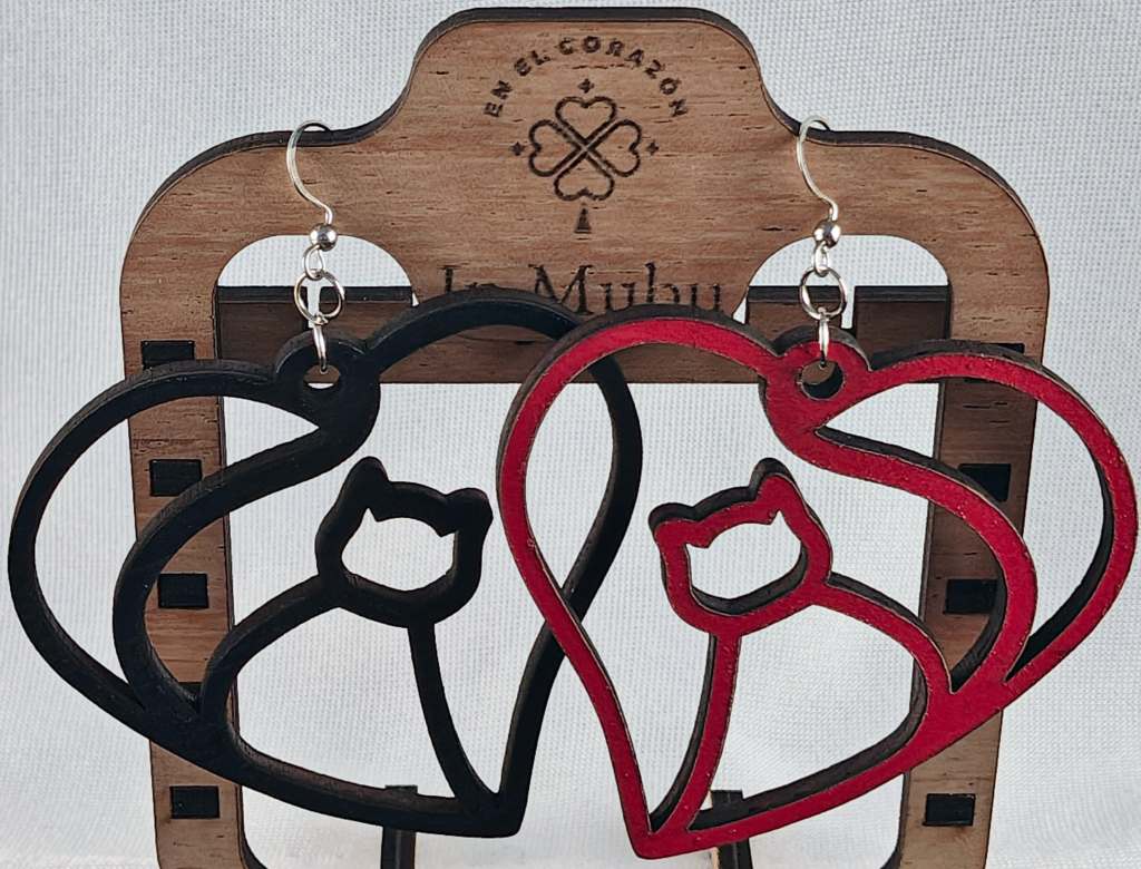 Gato en el corazón chico.